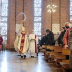 01.05.2021. Kielce. Msza z okazji Międzynarodowego Dnia Solidarności Ludzi Pracy w kościele Świętego Józefa Robotnika. Na zdjęciu (w środku): biskup Jan Piotrowski / Wiktor Taszłow / Radio Kielce