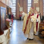 01.05.2021. Kielce. Msza z okazji Międzynarodowego Dnia Solidarności Ludzi Pracy w kościele Świętego Józefa Robotnika. Na zdjęciu (w środku): biskup Jan Piotrowski / Wiktor Taszłow / Radio Kielce