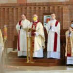 01.05.2021. Kielce. Msza z okazji Międzynarodowego Dnia Solidarności Ludzi Pracy w kościele Świętego Józefa Robotnika. Na zdjęciu (w środku): biskup Jan Piotrowski / Wiktor Taszłow / Radio Kielce