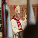 01.05.2021. Kielce. Msza z okazji Międzynarodowego Dnia Solidarności Ludzi Pracy w kościele Świętego Józefa Robotnika. Na zdjęciu (w środku): biskup Jan Piotrowski / Wiktor Taszłow / Radio Kielce