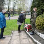 02.05.2021 Kielce. Obchody Dnia Flagi. Złożenie kwiatów. Na zdjęciu Zbigniew Koniusz - wojewoda świętokrzyski / Wiktor Taszlow / Radio Kielce