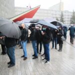 02.05.2021 Kielce. Kolejka do szczepień przed ŚUW / Wiktor Taszłow / Radio Kielce