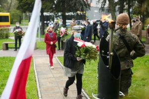02.05.2021 Kielce. Obchody Dnia Flagi. Złożenie kwiatów / Wiktor Taszłow / Radio Kielce