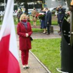 02.05.2021 Kielce. Obchody Dnia Flagi. Złożenie kwiatów. Na zdjęciu wiceminister sportu - Anna Krupka / Wiktor Taszłow / Radio Kielce