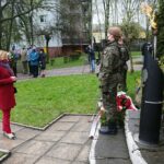 02.05.2021 Kielce. Obchody Dnia Flagi. Złożenie kwiatów. Na zdjęciu wiceminister sportu - Anna Krupka / Wiktor Taszłow / Radio Kielce
