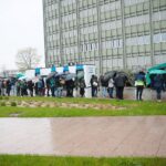 02.05.2021 Kielce. Kolejka do szczepień przed ŚUW / Wiktor Taszłow / Radio Kielce