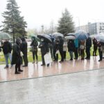 02.05.2021 Kielce. Kolejka do szczepień przed ŚUW / Wiktor Taszłow / Radio Kielce