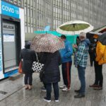 02.05.2021 Kielce. Kolejka do szczepień przed ŚUW / Wiktor Taszłow / Radio Kielce