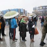 02.05.2021 Kielce. Kolejka do szczepień przed ŚUW / Wiktor Taszłow / Radio Kielce