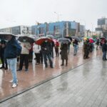 02.05.2021 Kielce. Kolejka do szczepień przed ŚUW / Wiktor Taszłow / Radio Kielce