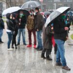 02.05.2021 Kielce. Kolejka do szczepień przed ŚUW / Wiktor Taszłow / Radio Kielce