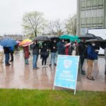 02.05.2021 Kielce. Kolejka do szczepień przed ŚUW / Wiktor Taszłow / Radio Kielce