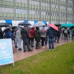 02.05.2021 Kielce. Kolejka do szczepień przed ŚUW / Wiktor Taszłow / Radio Kielce