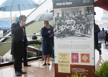 02.05.2021. Kielce. Otwarcie wystawy „Powstania śląskie 1919-1921”. Na zdjęciu (od lewej): Krzysztof Słoń - senator PiS i Dorota Koczwańska-Kalita - naczelnik kieleckiej delegatury IPN / Wiktor Taszłow / Radio Kielce