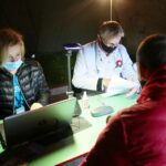 02.05.2021. Kielce. Wojewoda kwalifikuje pacjentów do szczepień przed ŚUW. Na zdjęciu (w środku): Zbigniew Koniusz - wojewoda świętokrzyski / Wiktor Taszłow / Radio Kielce