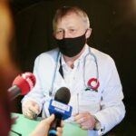 02.05.2021. Kielce. Wojewoda kwalifikuje pacjentów do szczepień przed ŚUW. Na zdjęciu: Zbigniew Koniusz - wojewoda świętokrzyski / Wiktor Taszłow / Radio Kielce