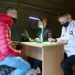 02.05.2021. Kielce. Wojewoda kwalifikuje pacjentów do szczepień przed ŚUW. Na zdjęciu (z prawej): Zbigniew Koniusz - wojewoda świętokrzyski / Wiktor Taszłow / Radio Kielce