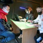 02.05.2021. Kielce. Wojewoda kwalifikuje pacjentów do szczepień przed ŚUW. Na zdjęciu (z prawej): Zbigniew Koniusz - wojewoda świętokrzyski / Wiktor Taszłow / Radio Kielce