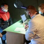 02.05.2021. Kielce. Wojewoda kwalifikuje pacjentów do szczepień przed ŚUW. Na zdjęciu (z prawej): Zbigniew Koniusz - wojewoda świętokrzyski / Wiktor Taszłow / Radio Kielce