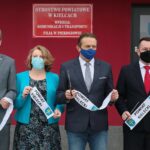 04.05.2021. Piekoszów. Otwarcie filii Wydziału Komunikacji i Transportu. Na zdjęciu (od lewej): Zbigniew Piątek - wójt gminy Piekoszów, Barbara Drogosz - przewodnicząca rady gminy Piekoszów, Mirosław Gębski - starosta kielecki, Cezary Majcher - członek zarządu powiatu / Wiktor Taszłow / Radio Kielce