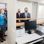 04.05.2021. Piekoszów. Otwarcie filii Wydziału Komunikacji i Transportu. Na zdjęciu (od lewej): Barbara Drogosz - przewodnicząca rady gminy Piekoszów, Cezary Majcher - członek zarządu powiatu, Mirosław Gębski - starosta kielecki / Wiktor Taszłow / Radio Kielce