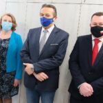 04.05.2021. Piekoszów. Otwarcie filii Wydziału Komunikacji i Transportu. Na zdjęciu (od lewej): Barbara Drogosz - przewodnicząca rady gminy Piekoszów, Mirosław Gębski - starosta kielecki, Cezary Majcher - członek zarządu powiatu / Wiktor Taszłow / Radio Kielce