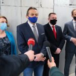 04.05.2021. Piekoszów. Otwarcie filii Wydziału Komunikacji i Transportu. Na zdjęciu (od lewej): Barbara Drogosz - przewodnicząca rady gminy Piekoszów, Mirosław Gębski - starosta kielecki, Cezary Majcher - członek zarządu powiatu, Zbigniew Piątek - wójt gminy Piekoszów / Wiktor Taszłow / Radio Kielce