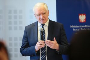 10.05.2021. Jędrzejów. Konferencja dotycząca Społecznej Inicjatywy Mieszkaniowej. Na zdjęciu: Jarosław Gowin - wicepremier, minister rozwoju, pracy i technologii / Wiktor Taszłow / Radio Kielce