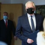 10.05.2021. Jędrzejów. Konferencja dotycząca Społecznej Inicjatywy Mieszkaniowej. Na zdjęciu (w środku): Jarosław Gowin - wicepremier, minister rozwoju, pracy i technologii / Wiktor Taszłow / Radio Kielce