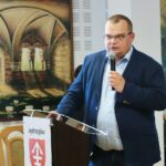 10.05.2021. Jędrzejów. Konferencja dotycząca Społecznej Inicjatywy Mieszkaniowej. Na zdjęciu: Michał Sroka, zastępca prezesa Krajowego Zasobu Nieruchomości / Wiktor Taszłow / Radio Kielce