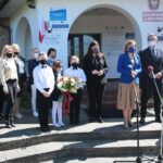 10.05.2021 Huta Nowa w gminie Bieliny.  Konferencja o przyznaniu i podpisaniu umowy na dofinansowanie budowy nowej sali gimnastycznej przy szkole. / Wiktor Taszłow / Radio Kielce