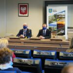 11.05.2021. Kielce. Podpisanie umów z organizacjami pozarządowym na realizację zadań publicznych z zakresu sportu, turystyki i kultury w 2021 roku w powiecie kieleckim. Na zdjęciu (od lewej): Stefan Bąk - członek zarządu powiatu i Mirosław Gębski - starosta kielecki / Wiktor Taszłow / Radio Kielce