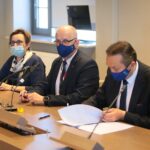 11.05.2021. Kielce. Podpisanie umów z organizacjami pozarządowym na realizację zadań publicznych z zakresu sportu, turystyki i kultury w 2021 roku w powiecie kieleckim. Na zdjęciu (od lewej): Janina Kamińska - Stowarzyszenie Uniwersytet Trzeciego Wieku w Łagowie, Stefan Bąk - członek zarządu powiatu i Mirosław Gębski - starosta kielecki / Wiktor Taszłow / Radio Kielce