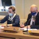 11.05.2021. Kielce. Podpisanie umów z organizacjami pozarządowym na realizację zadań publicznych z zakresu sportu, turystyki i kultury w 2021 roku w powiecie kieleckim. Na zdjęciu (od lewej): Janina Kamińska - Stowarzyszenie Uniwersytet Trzeciego Wieku w Łagowie i Stefan Bąk - członek zarządu powiatu / Wiktor Taszłow / Radio Kielce