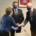 11.05.2021. Kielce. Podpisanie umów z organizacjami pozarządowym na realizację zadań publicznych z zakresu sportu, turystyki i kultury w 2021 roku w powiecie kieleckim. Na zdjęciu (od lewej): Janina Kamińska - Stowarzyszenie Uniwersytet Trzeciego Wieku w Łagowie, Mirosław Gębski - starosta kielecki i Stefan Bąk - członek zarządu powiatu / Wiktor Taszłow / Radio Kielce