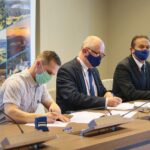 11.05.2021. Kielce. Podpisanie umów z organizacjami pozarządowym na realizację zadań publicznych z zakresu sportu, turystyki i kultury w 2021 roku w powiecie kieleckim. Na zdjęciu (od lewej): Piotr Sepioło - Stowarzyszenie Lokalna Organizacja Turystyczna "Góry Świętokrzyskie", Stefan Bąk - członek zarządu powiatu i Mirosław Gębski - starosta kielecki / Wiktor Taszłow / Radio Kielce