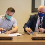 11.05.2021. Kielce. Podpisanie umów z organizacjami pozarządowym na realizację zadań publicznych z zakresu sportu, turystyki i kultury w 2021 roku w powiecie kieleckim. Na zdjęciu (od lewej): Piotr Sepioło - Stowarzyszenie Lokalna Organizacja Turystyczna "Góry Świętokrzyskie" i Stefan Bąk - członek zarządu powiatu / Wiktor Taszłow / Radio Kielce