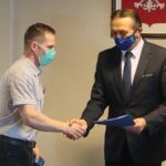 11.05.2021. Kielce. Podpisanie umów z organizacjami pozarządowym na realizację zadań publicznych z zakresu sportu, turystyki i kultury w 2021 roku w powiecie kieleckim. Na zdjęciu (od lewej): Piotr Sepioło - Stowarzyszenie Lokalna Organizacja Turystyczna "Góry Świętokrzyskie" i Mirosław Gębski - starosta kielecki / Wiktor Taszłow / Radio Kielce