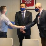 11.05.2021. Kielce. Podpisanie umów z organizacjami pozarządowym na realizację zadań publicznych z zakresu sportu, turystyki i kultury w 2021 roku w powiecie kieleckim. Na zdjęciu (od lewej): Piotr Sepioło - Stowarzyszenie Lokalna Organizacja Turystyczna "Góry Świętokrzyskie", Mirosław Gębski - starosta kielecki i Stefan Bąk - członek zarządu powiatu,  / Wiktor Taszłow / Radio Kielce