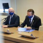 11.05.2021. Kielce. Podpisanie umów z organizacjami pozarządowym na realizację zadań publicznych z zakresu sportu, turystyki i kultury w 2021 roku w powiecie kieleckim. Na zdjęciu (od lewej): Mirosław Gębski - starosta kielecki i Stefan Bąk - członek zarządu powiatu,  / Wiktor Taszłow / Radio Kielce