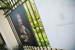 11.05.2021. Kielce. Wystawa plenerowa „Przeszłość przyszłości. Dzieła sztuki z kolekcji Muzeum Książąt Czartoryskich w Krakowie” / Wiktor Taszłow / Radio Kielce