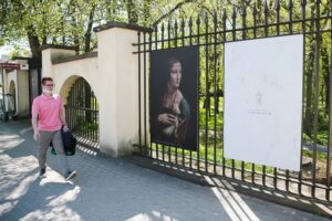 11.05.2021. Kielce. Wystawa plenerowa „Przeszłość przyszłości. Dzieła sztuki z kolekcji Muzeum Książąt Czartoryskich w Krakowie” / Wiktor Taszłow / Radio Kielce