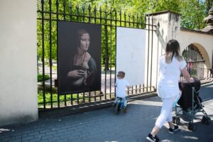 11.05.2021. Kielce. Wystawa plenerowa „Przeszłość przyszłości. Dzieła sztuki z kolekcji Muzeum Książąt Czartoryskich w Krakowie” / Wiktor Taszłow / Radio Kielce