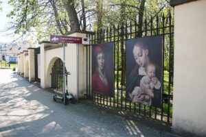 11.05.2021. Kielce. Wystawa plenerowa „Przeszłość przyszłości. Dzieła sztuki z kolekcji Muzeum Książąt Czartoryskich w Krakowie” / Wiktor Taszłow / Radio Kielce