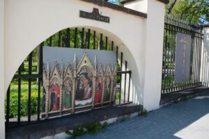 11.05.2021. Kielce. Wystawa plenerowa „Przeszłość przyszłości. Dzieła sztuki z kolekcji Muzeum Książąt Czartoryskich w Krakowie” / Wiktor Taszłow / Radio Kielce