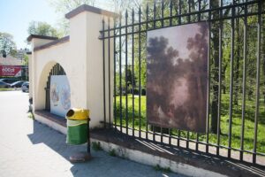 11.05.2021. Kielce. Wystawa plenerowa „Przeszłość przyszłości. Dzieła sztuki z kolekcji Muzeum Książąt Czartoryskich w Krakowie” / Wiktor Taszłow / Radio Kielce