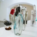 12.05.2021. Kielce. Wystawa ''Szkło z kolekcji BWA Sandomierz'' / Wiktor Taszłow / Radio Kielce