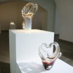 12.05.2021. Kielce. Wystawa ''Szkło z kolekcji BWA Sandomierz'' / Wiktor Taszłow / Radio Kielce