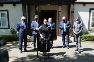 13.05.2021. Kielce. Otwarcie wystawy plenerowej "Przeszłość przyszłości. Dzieła sztuki z kolekcji Muzeum Książąt Czartoryskich w Krakowie". Na zdjęciu (od lewej): Andrzej Bętkowski - marszałek województwa świętokrzyskiego, Andrzej Pruś - przewodniczący Sejmiku Województwa świętokrzyskiego, Magdalena Kusztal - dyrektor Departamentu Kultury i Dziedzictwa Narodowego w urzędzie marszałkowskim w Kielcach, Marek Bogusławski - wicemarszałek województwa świętokrzyskiego, Tadeusz Sikora - dyrektor Muzeum Wsi Kieleckiej, Robert Kotowski - dyrektor Muzeum Narodowego w Kielcach / Wiktor Taszłow / Radio Kielce