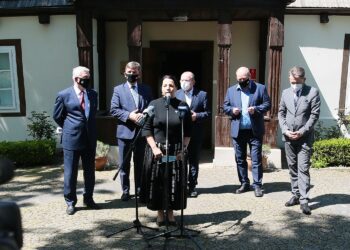 13.05.2021. Kielce. Otwarcie wystawy plenerowej "Przeszłość przyszłości. Dzieła sztuki z kolekcji Muzeum Książąt Czartoryskich w Krakowie". Na zdjęciu (od lewej): Andrzej Bętkowski - marszałek województwa świętokrzyskiego, Andrzej Pruś - przewodniczący Sejmiku Województwa świętokrzyskiego, Magdalena Kusztal - dyrektor Departamentu Kultury i Dziedzictwa Narodowego w urzędzie marszałkowskim w Kielcach, Marek Bogusławski - wicemarszałek województwa świętokrzyskiego, Tadeusz Sikora - dyrektor Muzeum Wsi Kieleckiej, Robert Kotowski - dyrektor Muzeum Narodowego w Kielcach / Wiktor Taszłow / Radio Kielce